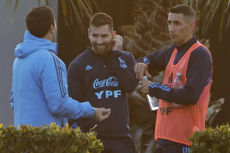 Messi conversa com Di María durante dia de treino da seleção da Argentina — Foto: EFE