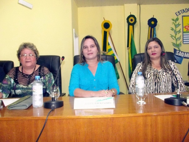 Vereadoras ocupando os seus assentos em Sessão solene do Legislativo Municipal