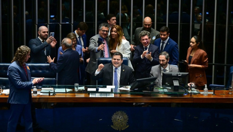 Senadores comemoraram a aprovação da PEC.(Imagem: Ton Molina/Agência Senado)