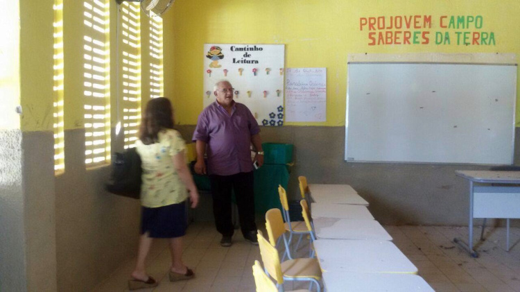 Prefeito Netinho acompanhado da secretária de educação do município 