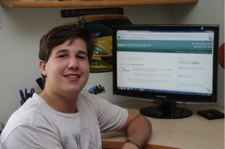 Lucas Lauand já fez as duas opções de curso pelo sistema on-line: medicina na UnB e na Escs