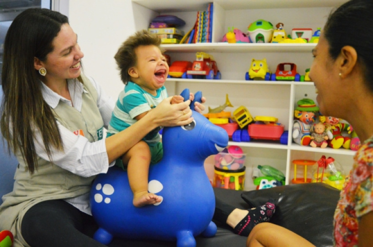 João Gabriel acompanhado da mãe, Fernanda Nunes	(Foto:Ascom Ceir)