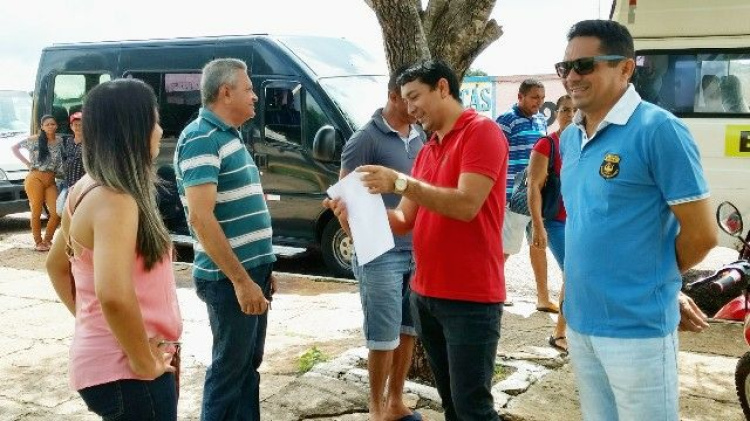 Prefeito Magno repassando informações sobre a frota de veículos 