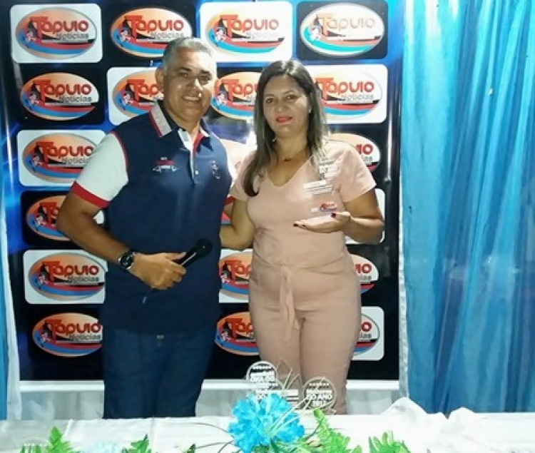 Vereadora Neide recebendo o prêmio 'Melhores de 2017'.