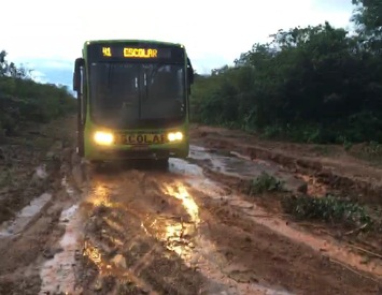 Ônibus escolar na PI-120