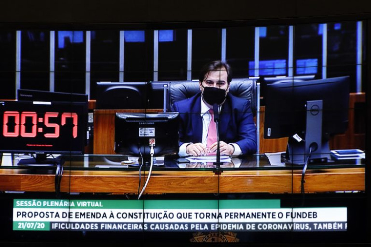 Presidente da Câmara, Rodrigo Maia, comanda as votações no Plenário