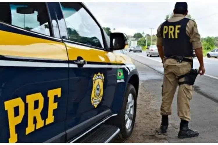 Agente e viatura da PRF/ CNN