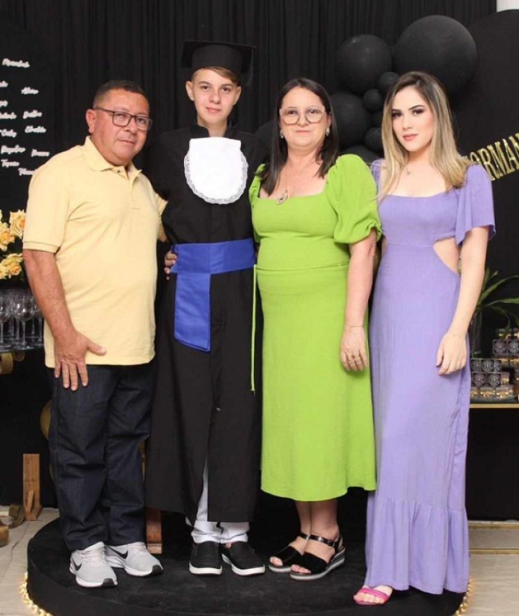 Evaristo junto com a sua esposa , Rosinalda e seus dois filhos , Lara e Lauridson.