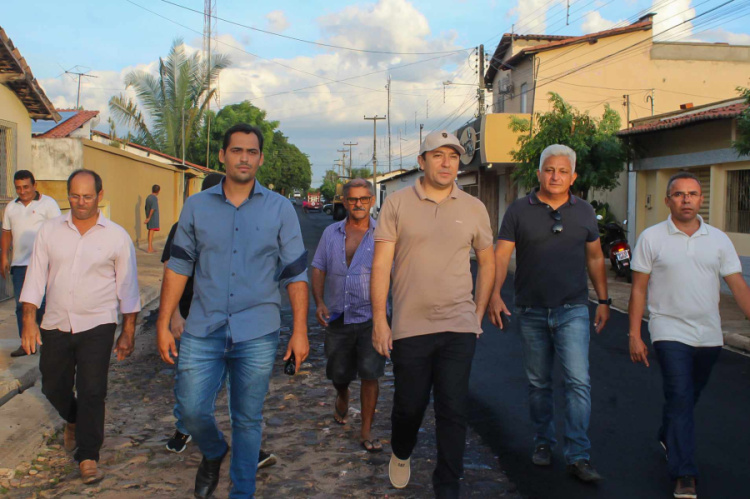 Recentemente foram asfaltadas sete ruas na zona urbana, dando mais acessibilidade e qualidade de vida para população.