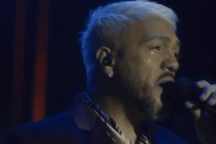 Durante apresentação, Belo chorou ao cantar a música 'Reinventar' - (crédito: Reprodução/Instagram/@belo)