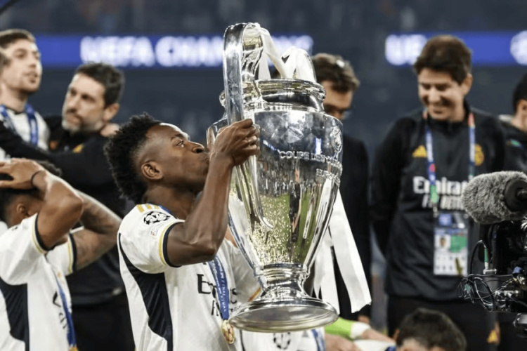 Vini Jr com o troféu da Champions League 2023/24 — Foto: ANP via Getty Images