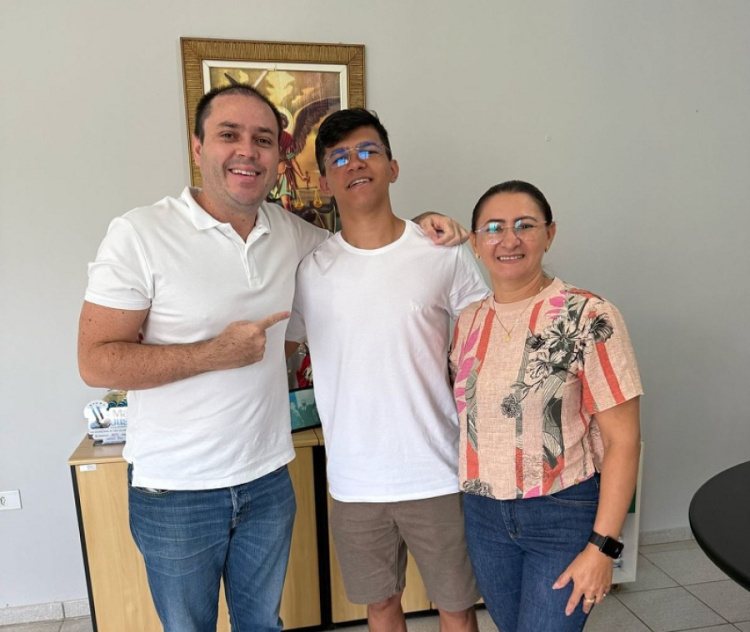 Prefeito Pompilim , o estudante Gabriel Gomes e sua mãe  Claudizete | Foto: Divulgação 