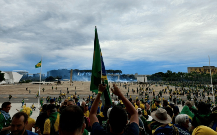 Manifestantes sobre a rampa do Palácio do Planalto, com o STF ao fundo -  (Hugo Marques/VEJA)  