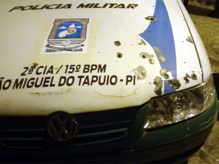 Viatura da polícia crivada de tiros efetuados pela quadrilha 