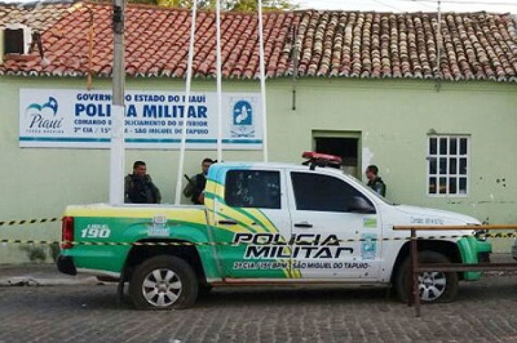 Viatura da PM crivada de tiros pelos marginais assaltantes do BB