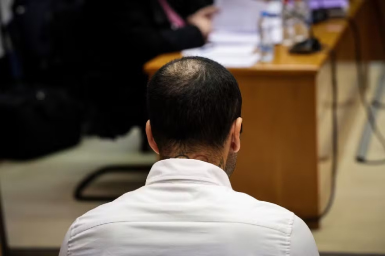 Daniel Alves no primeiro dia de julgamento por caso em que é acusado de estupro em Barcelona — Foto: Jorid Borràs / ACN.